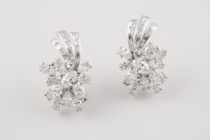 Pareja de pendientes de platino compuestos por veintiséis diamantes talla marquíse y brillante. Salida: 18.500 euros