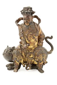 Dios de la Fortuna "Zhao Gongming". Escultura en hierro parcialmente lacado en rojo y dorado. Escuela china del siglo XIX. Salida: 2.500 euros Remate: 9.000 euros