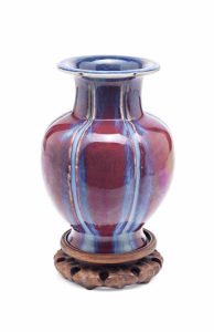 Jarrón chino en porcelana "flambé", de mediados del siglo XX. Marca apócrifa Qianlong. Peana en madera. Salida: 950 euros Remate: 6.000 euros