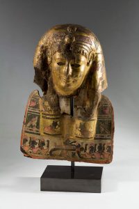 Máscara egipcia de "casco", cartón policromado y dorado. Egipto, periodo Ptolomaico-Romano 50-50 A.C. Salida: 3.000 euros