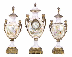 Guarnición francesa estilo Napoleón III formada por reloj y pareja de jarrones en porcelana tipo Sèvres con monturas en bronce dorado, del último cuarto del siglo XIX. Salida: 6.000 euros Remate: 15.000 euros