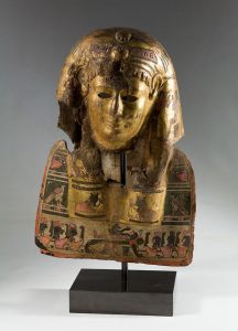 Máscara egipcia de "casco", cartón policromado y dorado. Egipto, periodo Ptolomaico-Romano 50-50 A.C. Salida: 3.000 euros Remate: 7.000 euros