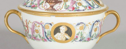 El estado adquiere dos piezas de cerámica de Alcora en Retiro