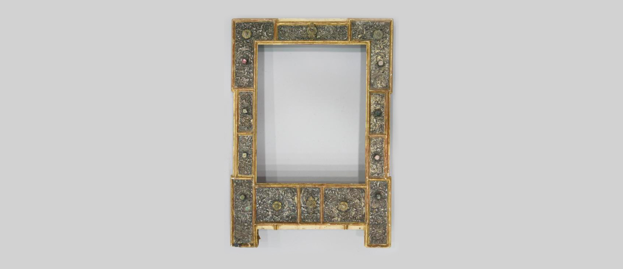 Retiro saca a la venta un interesante marco guarnecido en plata mejicana del S. XVII