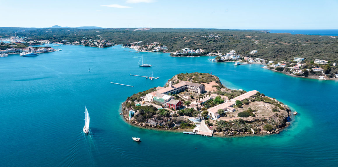 Vista aérea de la Isla del Rey en el puerto de Mahón, sede de la galería Hauser & Wirth en Menorca