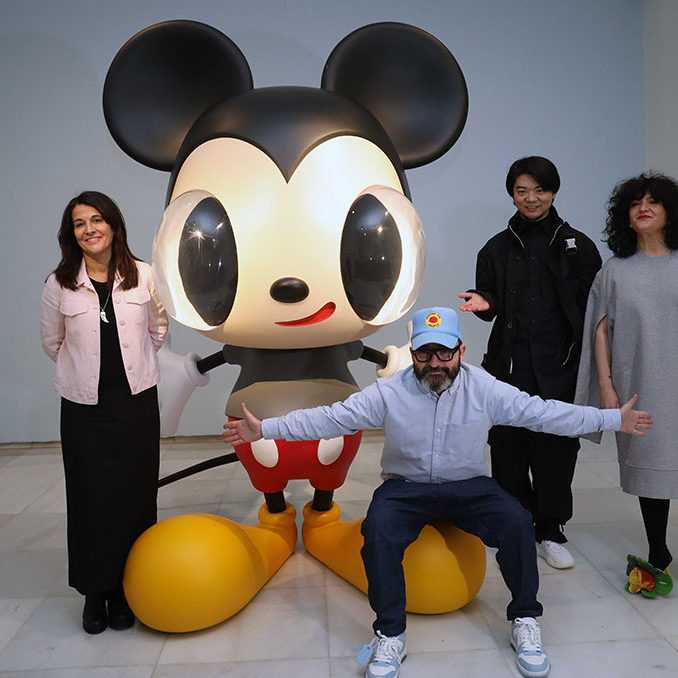 Javier Calleja posa junto a Mickey Mouse (2021) de aluminio.