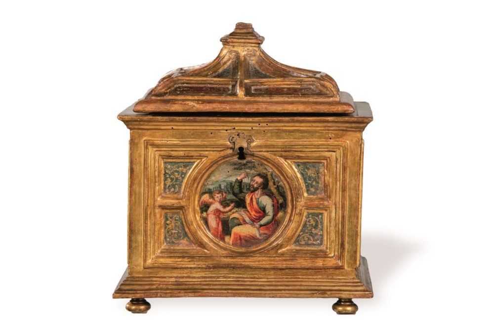 Lote 1223. Arqueta renacentista para uso litúrgico en madera tallada, policromada y dorada de principios del siglo XVI. Salida: 9.000 €
