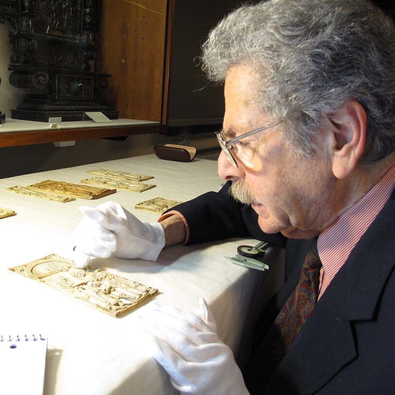 El profesor de la Penn State University Anthony Cutler estudiando varios marfiles. Credit: Penn State.