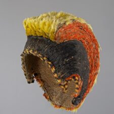 «Mahiole hulu manu» (casco de plumas) de Kauai, Háwai. 1700-1800. Plumas de «‘i‘iwi», de mamo y de «ō'ō», raíz de pandano y fibra de «Olonā». ©The Trustess of the British Museum.