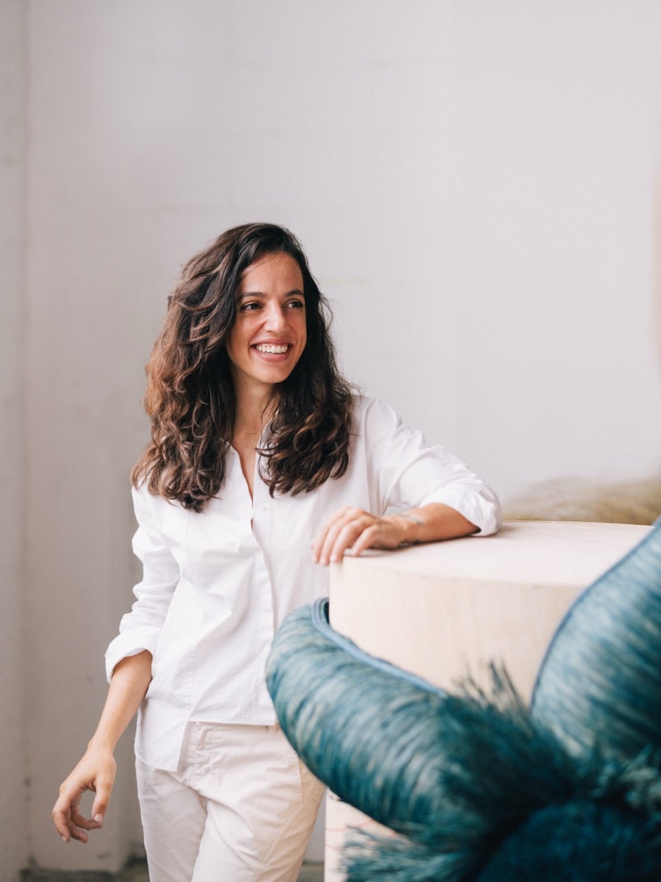 Gabriela Sagarminaga en su estudio con las piezas de la instalación para Hermès