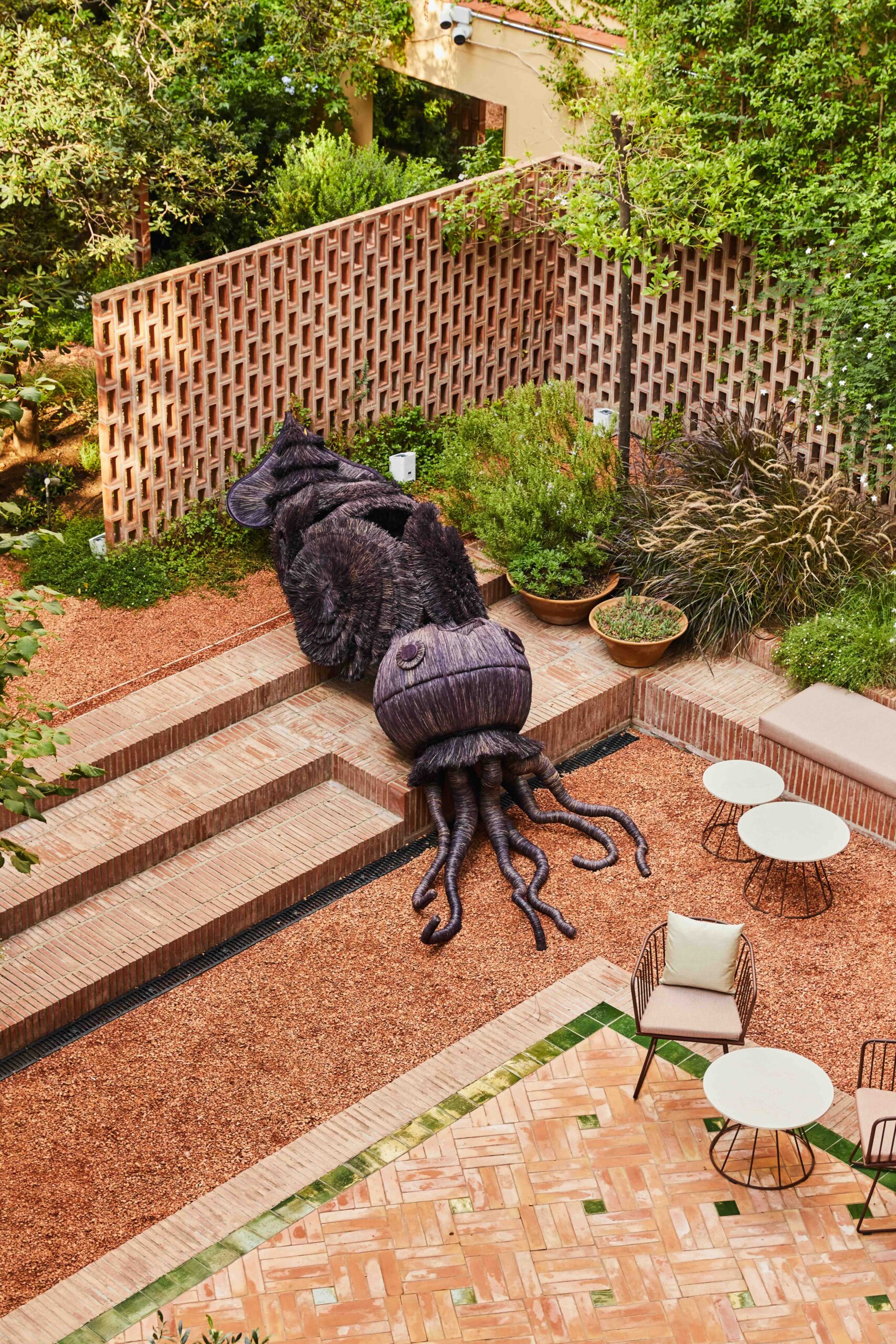 Jardin de la tienda de Hermès con una de las piezas diseñadas por Gabriela Sagarminaga