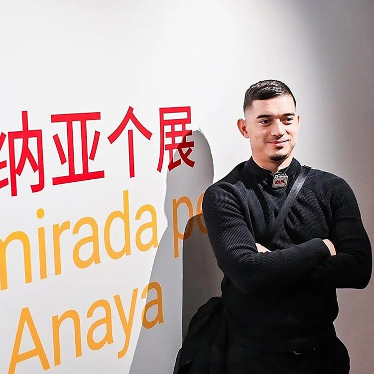 Julio Anaya en Shanghai Jiushi Arte Museum 2 Julio Anaya durante la presentación de la exposición "Una mirada perpleja" en el Jiushi Museum de Shanghái.