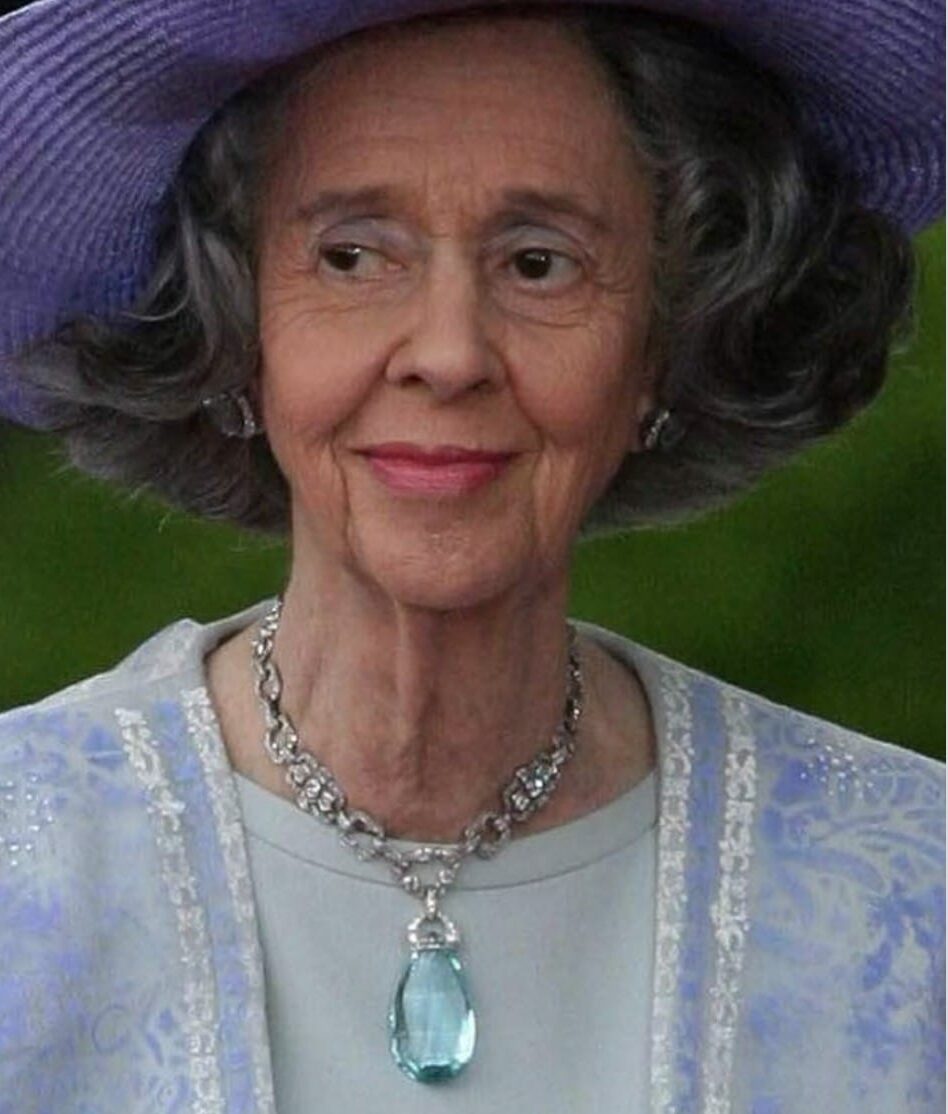 Reina Fabiola con aguamarinas Las aguamarinas de la reina Fabiola de Bélgica logran 221.400 €