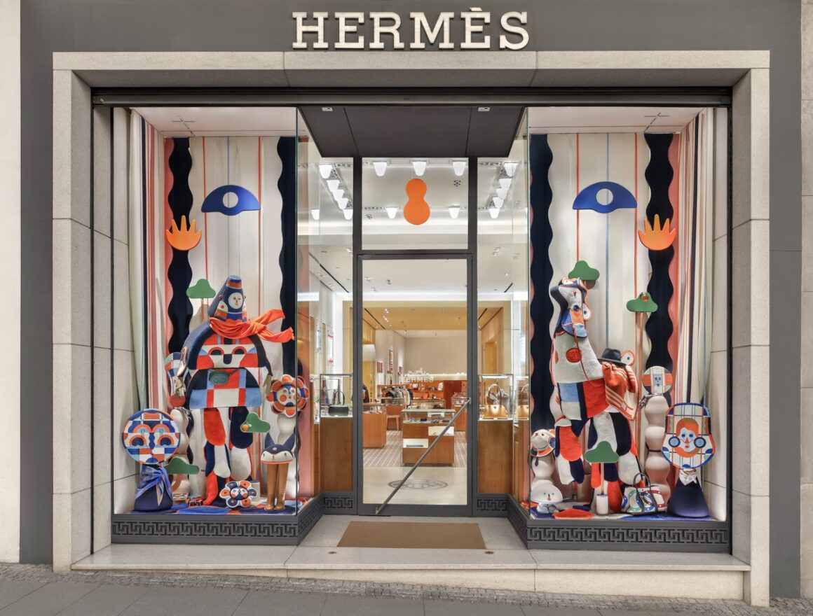 Hermès_Escaparates_MAD1stQ'26_01 en tamaño grande Hermès inaugura su primer escaparate de artista en Madrid