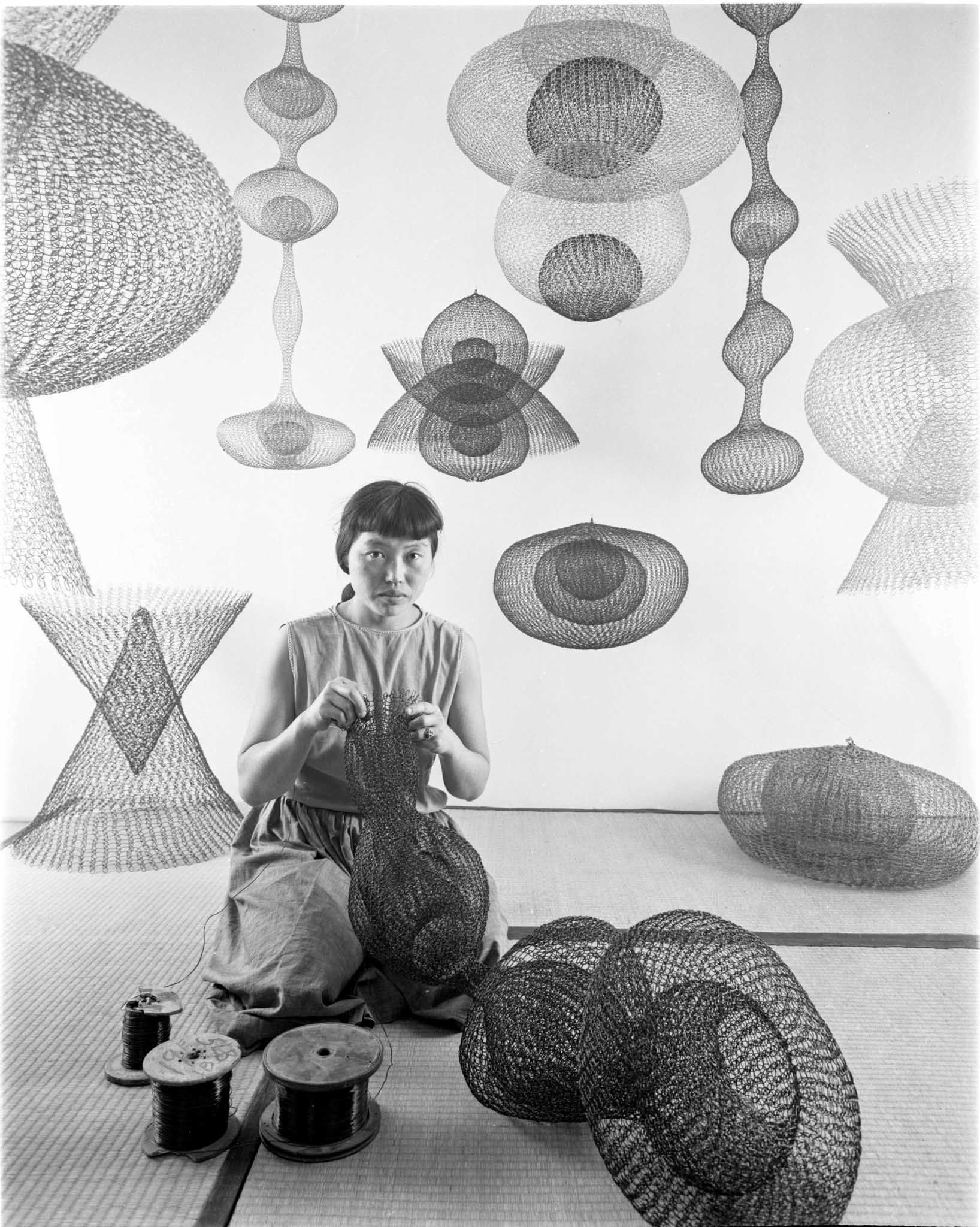 21_Artist Ruth Asawa making wire sculptures El lirismo continuado en las formas de Ruth Asawa