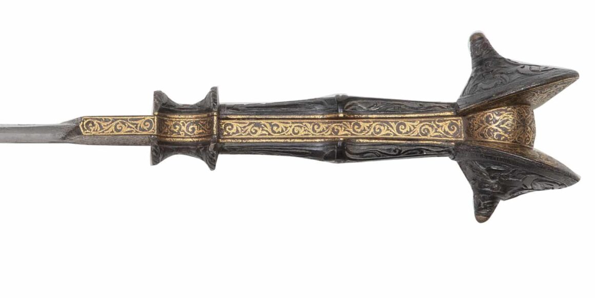 577-1 Una daga medieval supera los 50.000 € en Alcalá