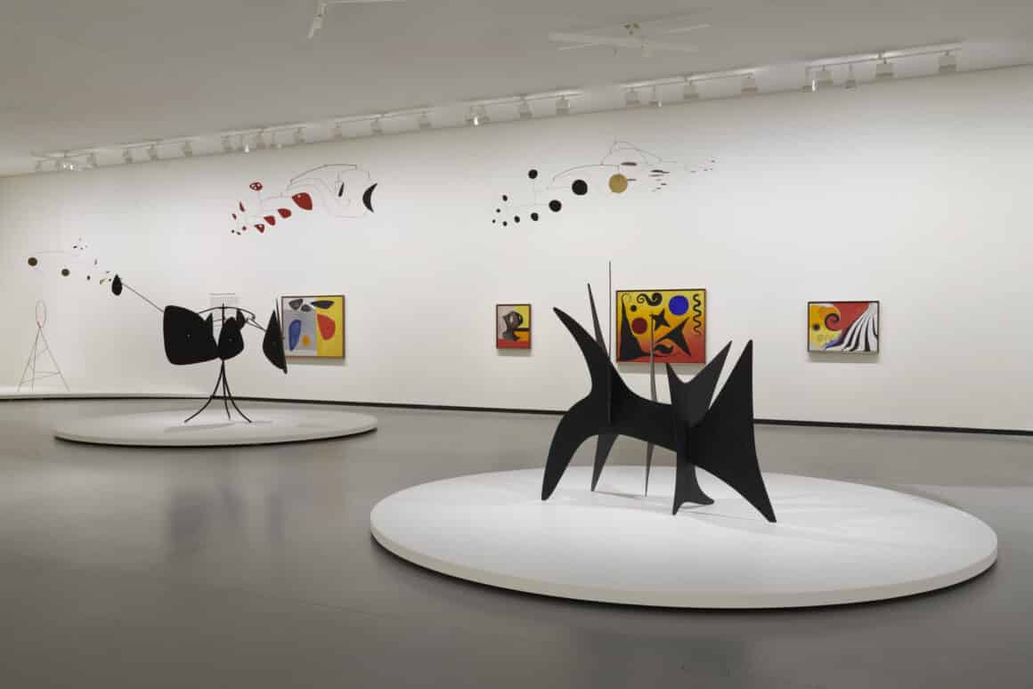 Vue d'installation de l'exposition "Calder. Rêver en équilibre La ensoñación de Calder en la Fundación Vuitton de Gehry