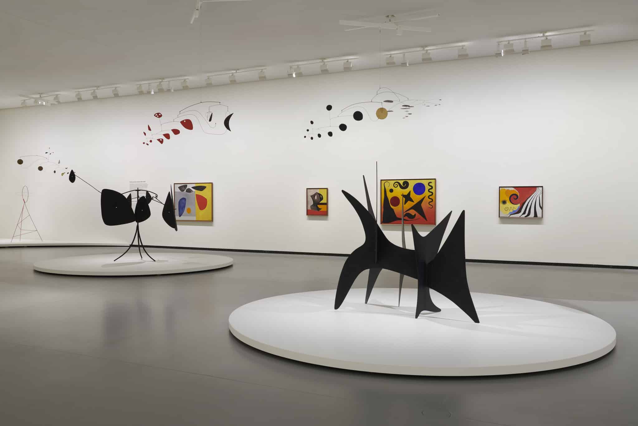 Vue d'installation de l'exposition "Calder. Rêver en équilibre La ensoñación de Calder en la Fundación Vuitton de Gehry