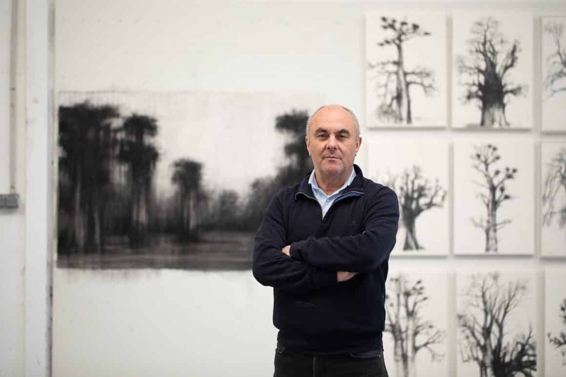 Calo Carratalá en su estudio. Fotografía de Juan Peiró Calo Carratalá: “El dibujo es como una agresión dulce sobre el papel, utilizo el lápiz como una especie de arma”