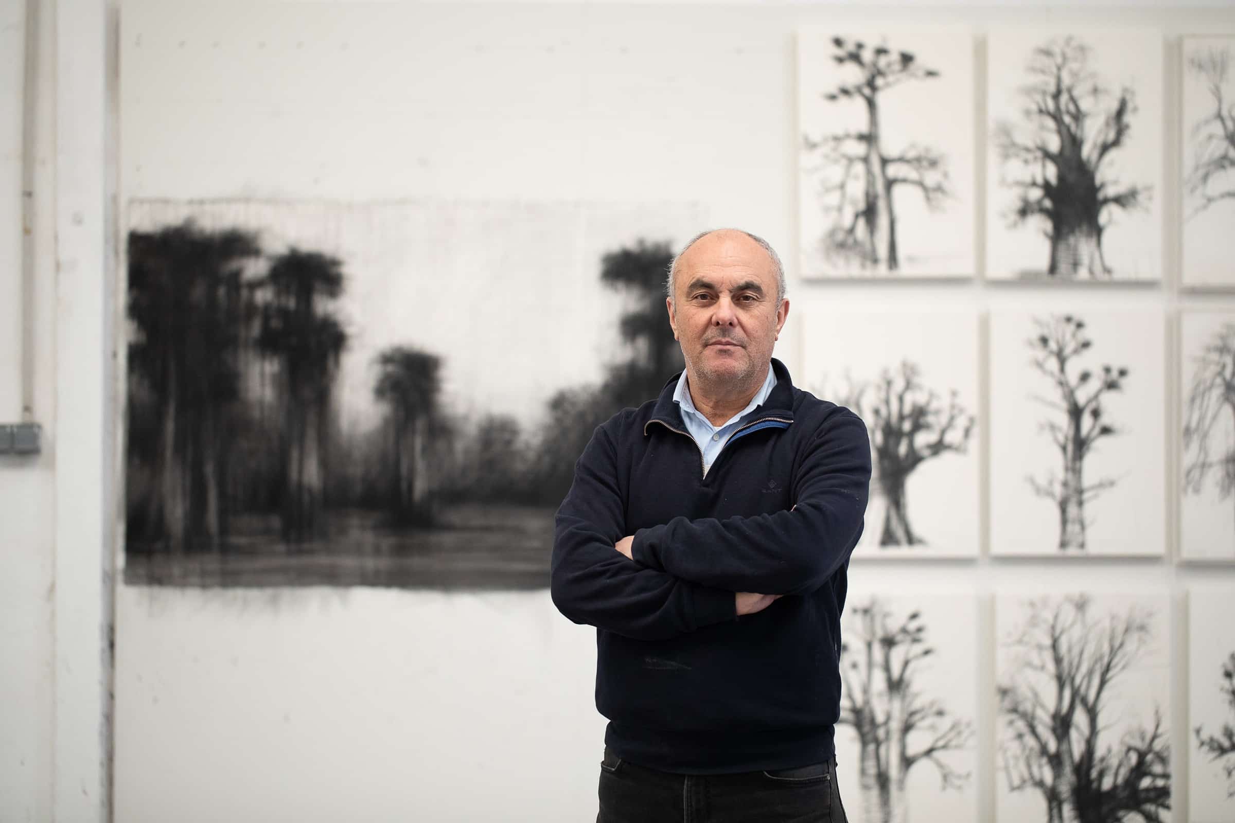 Calo Carratalá en su estudio. Fotografía de Juan Peiró Calo Carratalá: “El dibujo es como una agresión dulce sobre el papel, utilizo el lápiz como una especie de arma”