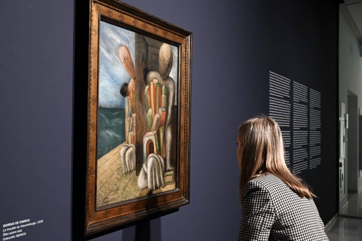 'Compromiso con el arte. De Miró a Barceló'. Observando detalle en obra de Giorgio De Chirico en tamaño grande Un feliz compromiso
