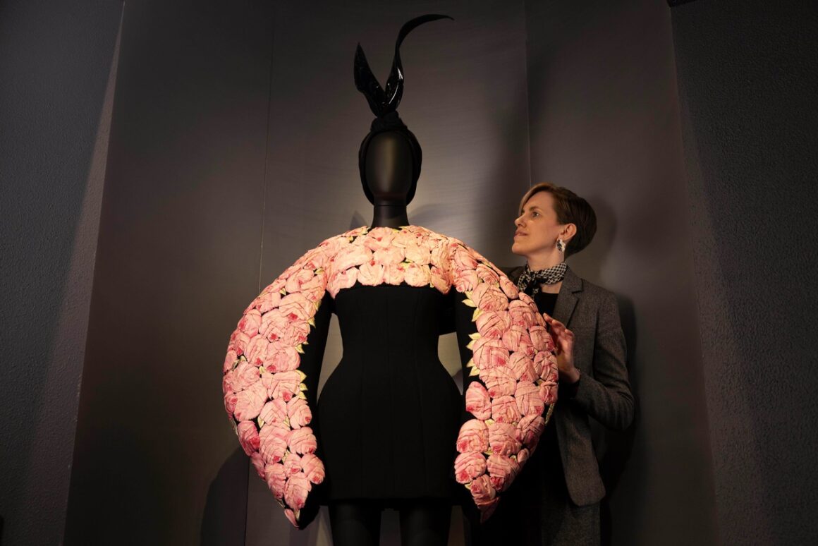 Schiaparelli_ Fashion Becomes Art at V&A South Kensington. Photo - David Parry PA Media Assignments (4) en tamaño grande Elsa Schiaparelli amada, odiada y copiada en el V&A