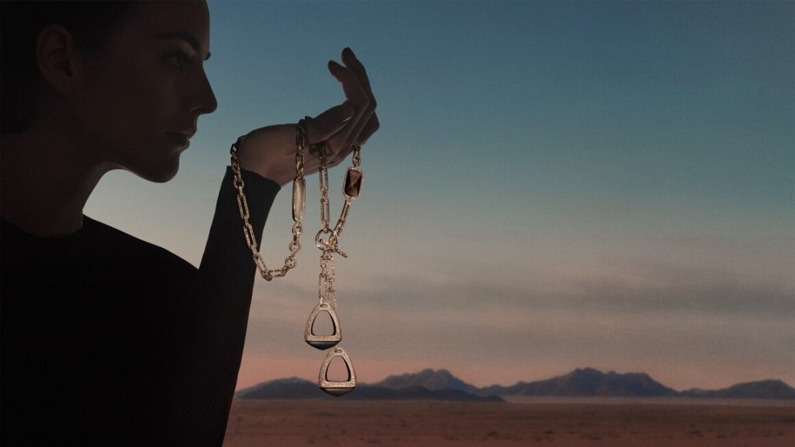 3_Etriers-Necklace en tamaño grande La memoria ecuestre de Hermès